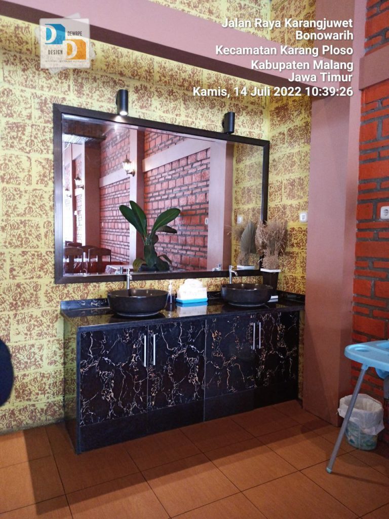 Kabinet Wastafel dengan Granit Tile Anti Lembab dan Rayap di Karangploso